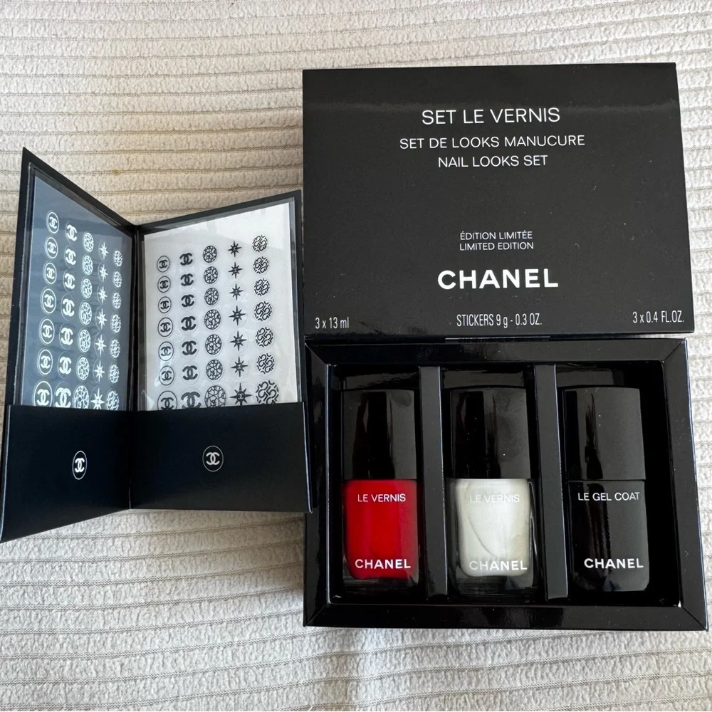 CHANEL elegant nail